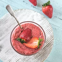 Budincă de chia cu căpșuni și măceșe