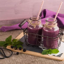 Smoothie cu aronia și fructe de pădure