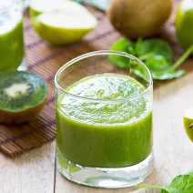 Smoothie cu urzică și măr verde și amla pentru un început de dimineață