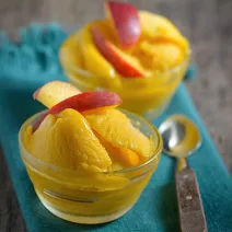 Rețetă de înghețată cremoasă de mango cu curmale, făcută în casă