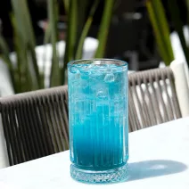 Băutură sportivă hidratantă cu spirulină albastră