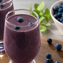 Smoothie calmant cu tulsi și afine