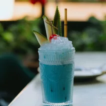 Cocktail tropical cu spirulină albastră