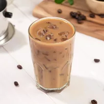 Cafea cu gheață și curmale (fără zahăr adăugat)